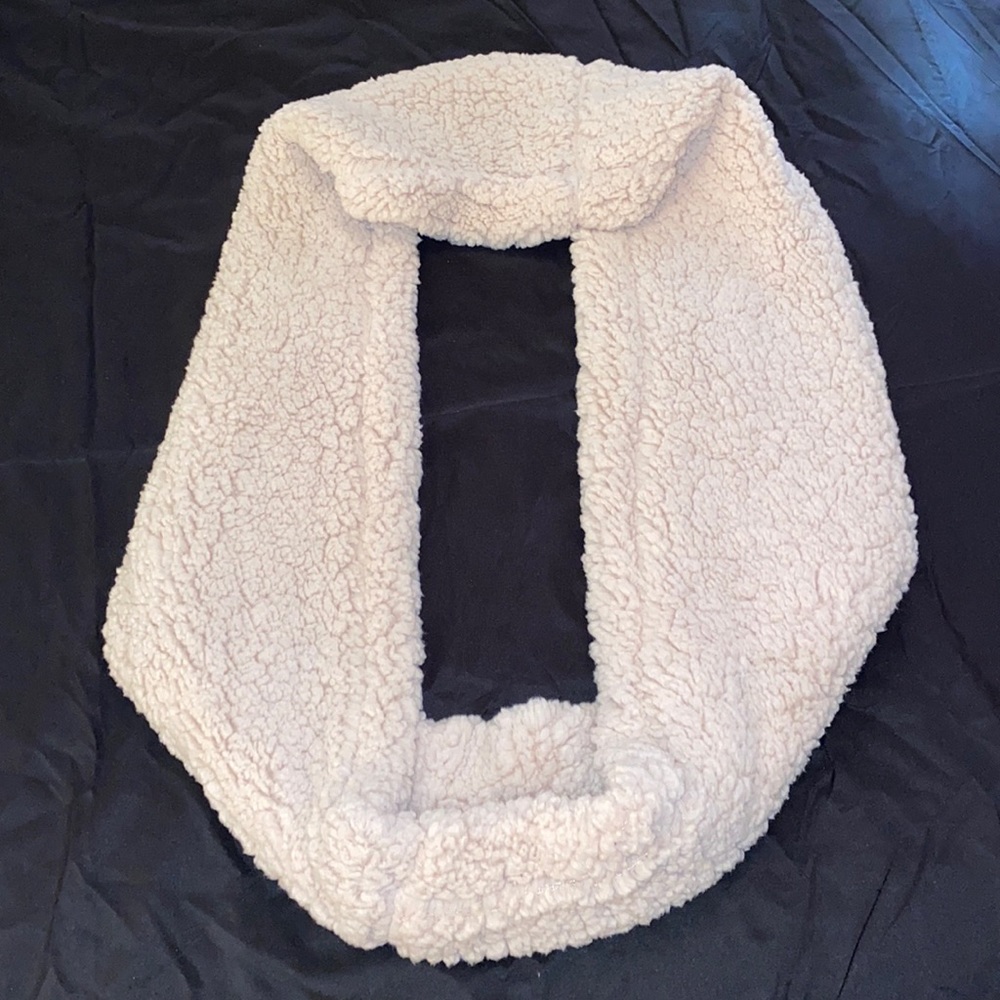⭐️5/$10⭐️Faux Fur Scarf